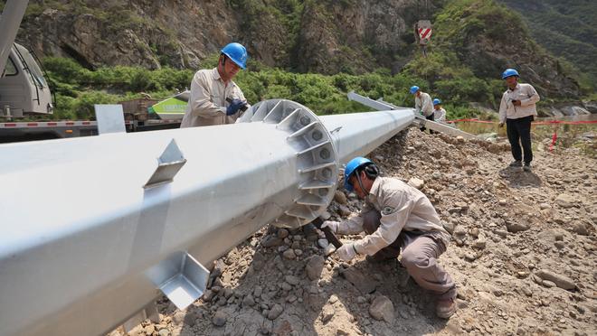 马奎尔本场数据：5次争顶成功，16次丢失球权，评分6.5